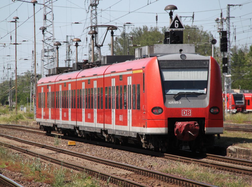 425 511-3 als RB 17816 von Schnebeck-Bad Salzelmen nach Wittenberge bei der Ausfahrt im Bahnhof Stendal recht´s steht ein weiterer 425 abgestellt.26.05.2012
