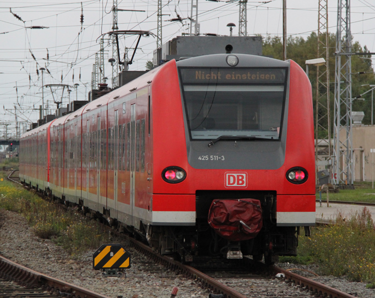 425 511-3 wartet auf den nchsten Einsatz nach Schnebeck-Salzelmen im BW Stendal.27.08.2011