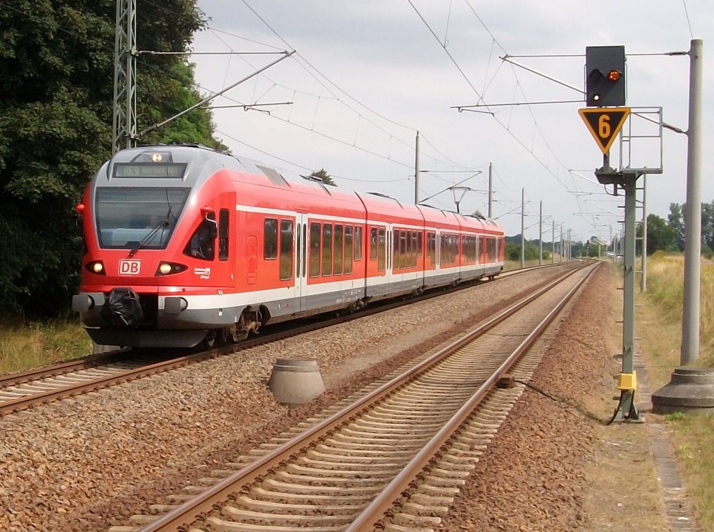 429 026 fuhr am 02.August 2010 den RE 33214 Sassnitz-Rostock als Dieser in Martensdorf einfuhr.