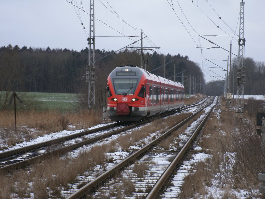 429 027-6 mit dem RE 13027 Stralsund-Binz,am 07.Februar 2013,auf dem  Achterbahnabschnitt  zwischen Samtens und Teschenhagen.