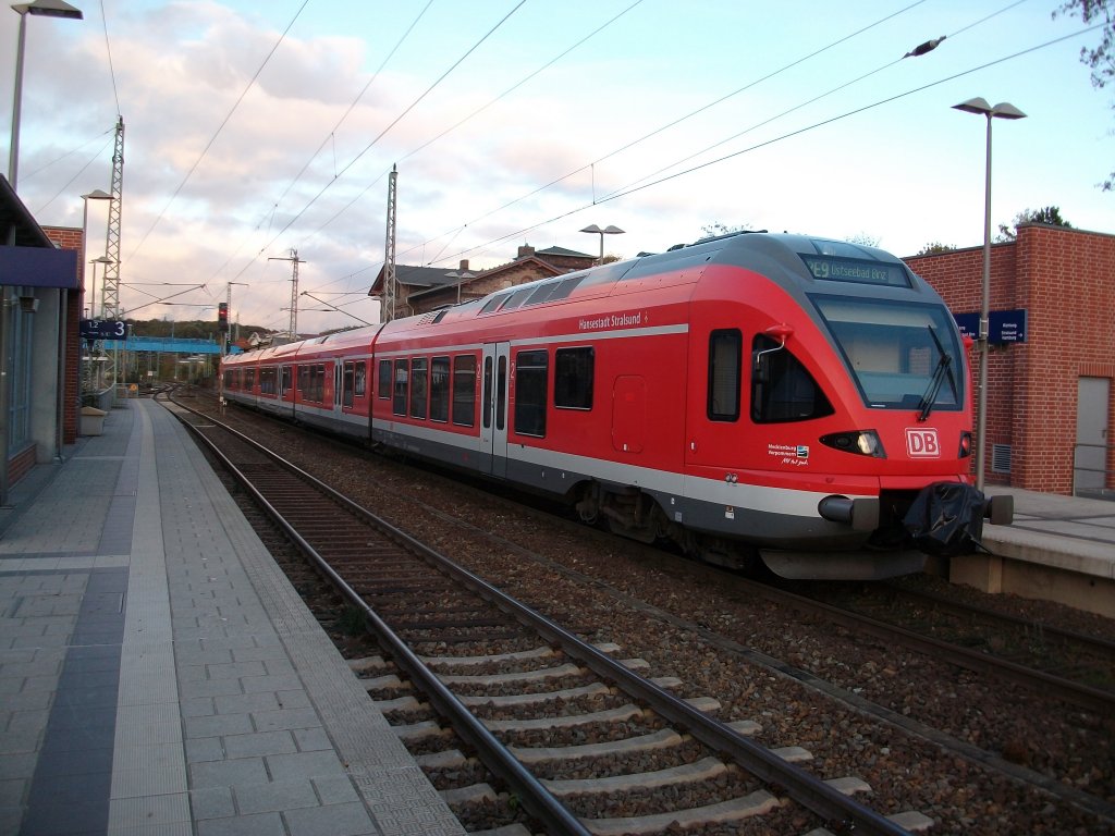 429 028 als RE 33315 Stralsund-Binz am 20.Oktober 2010 beim Halt in Bergen/Rgen.
