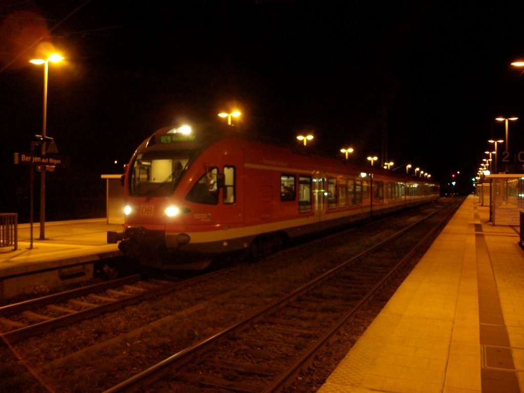 429 028 am 18.Oktober 2010 als RE 33220 Sassnitz-Rostock in Bergen/Rgen.