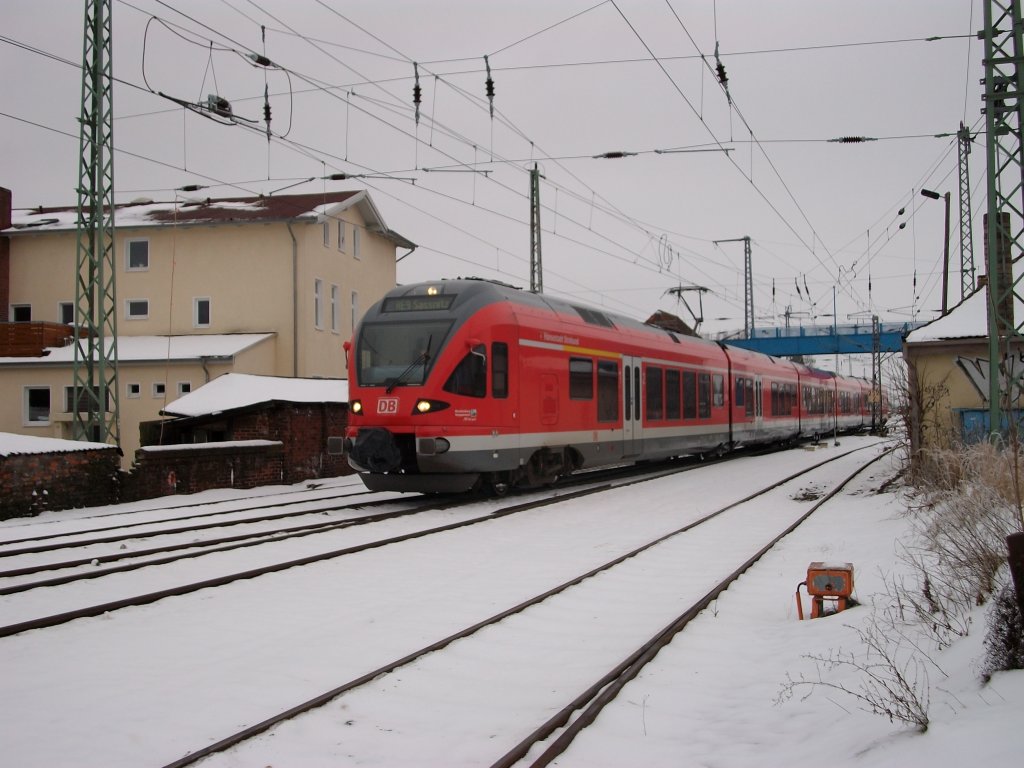 429 028 verlie mit 30 km/h am 08.Dezember 2010 mit dem RE Rostock-Sassnitz den Bahnhof von Bergen/Rgen.