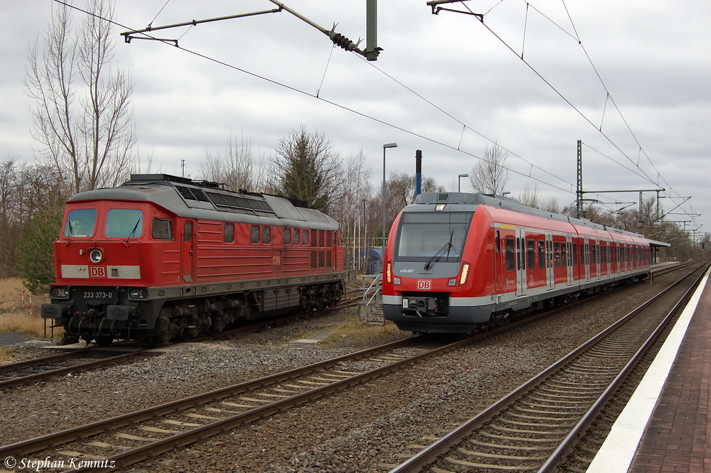 430 007/507  S-Bahn Stuttgart  wieder auf einer Probefahrt in Brandenburg und die 233 373-0 machte mal eine kurze Pause. 13.03.2012