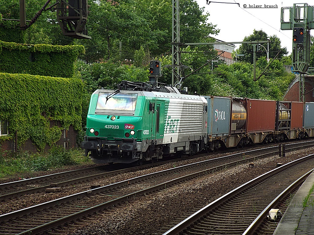 437023 der SNCF fuhr mit einen intermodal am 02.07.13 durch harburg