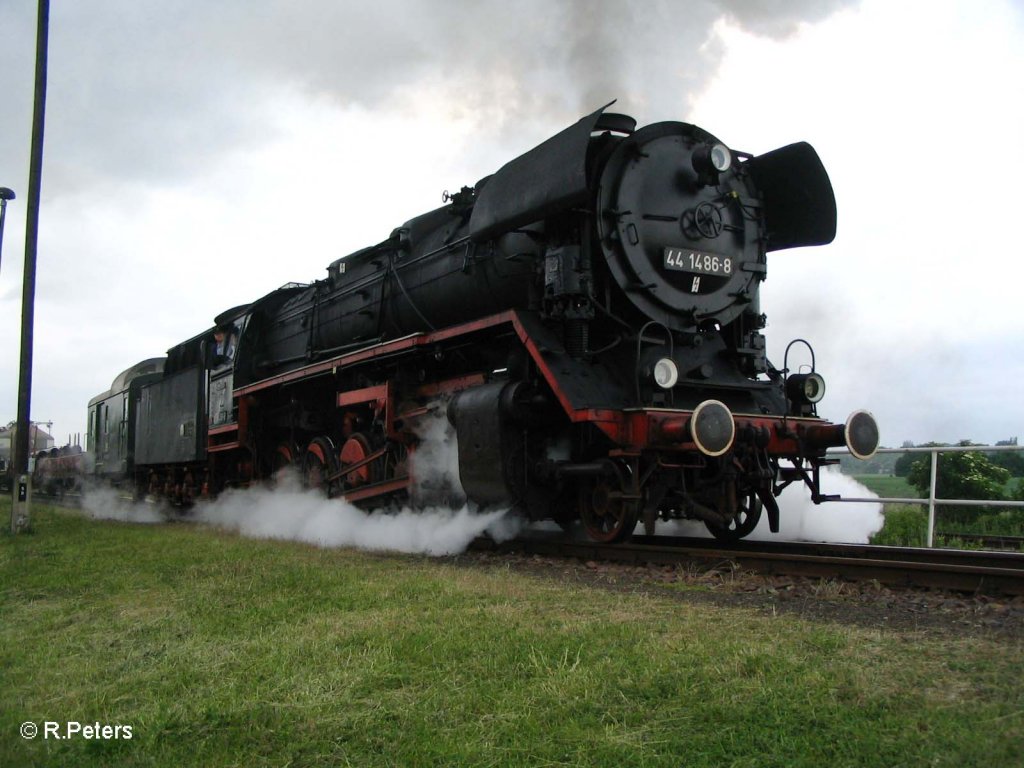 44 1486 mit einem Fotogterzug am Ablaufberg im BW Stafurt. Mai 2006