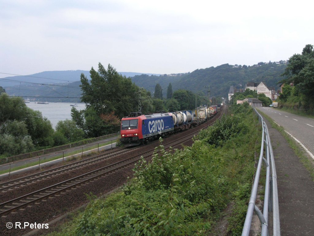 482 003-1 verlsst Bacharach mit einem Intermodalzug. 26.07.08