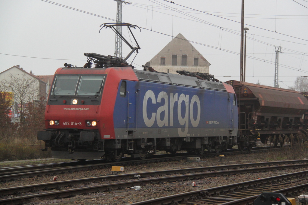 482 014-8 mit Dngerzug von Poppendorf nach Halle(Saale)bei der Ausfahrt in Stendal.24.11.2012