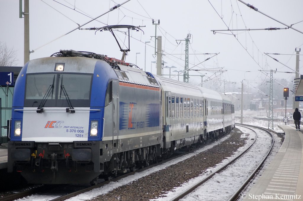 5 370 008 der PKP mit dem EC 45 nach Warszawa Wschodnia bei der Durchfahrt durch den Bahnhof Erkner. 07.12.2010