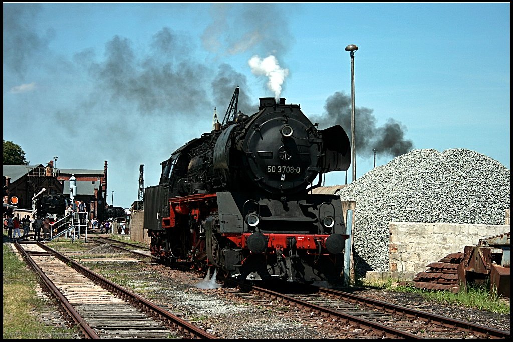 50 3708-0 stand auch fr Fhrerstandsmitfahrten bereit, was besonders von den Kindern rege genutzt wurde (Dampflokfest im Traditionsbahnbetriebswerk Stafurt, gesehen Stafurt-Leopoldshall 05.06.2010)