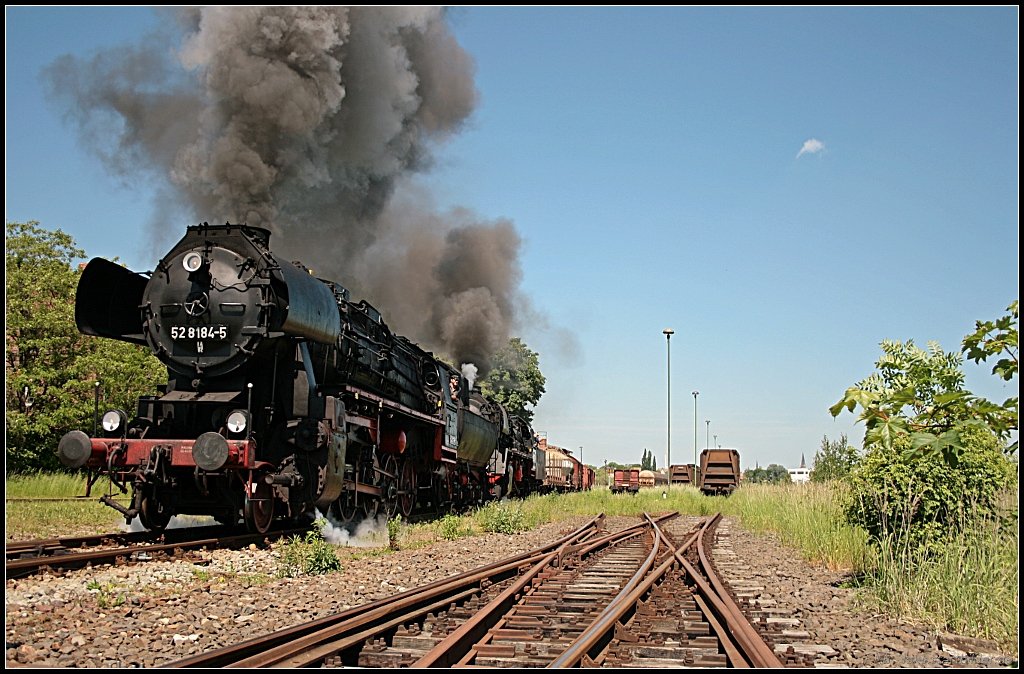 52 8184-5 mit 50 3708-0 und dem Fotogterzug aus einer anderen Perspektive (Dampflokfest im Traditionsbahnbetriebswerk Stafurt, gesehen Stafurt-Leopoldshall 05.06.2010)