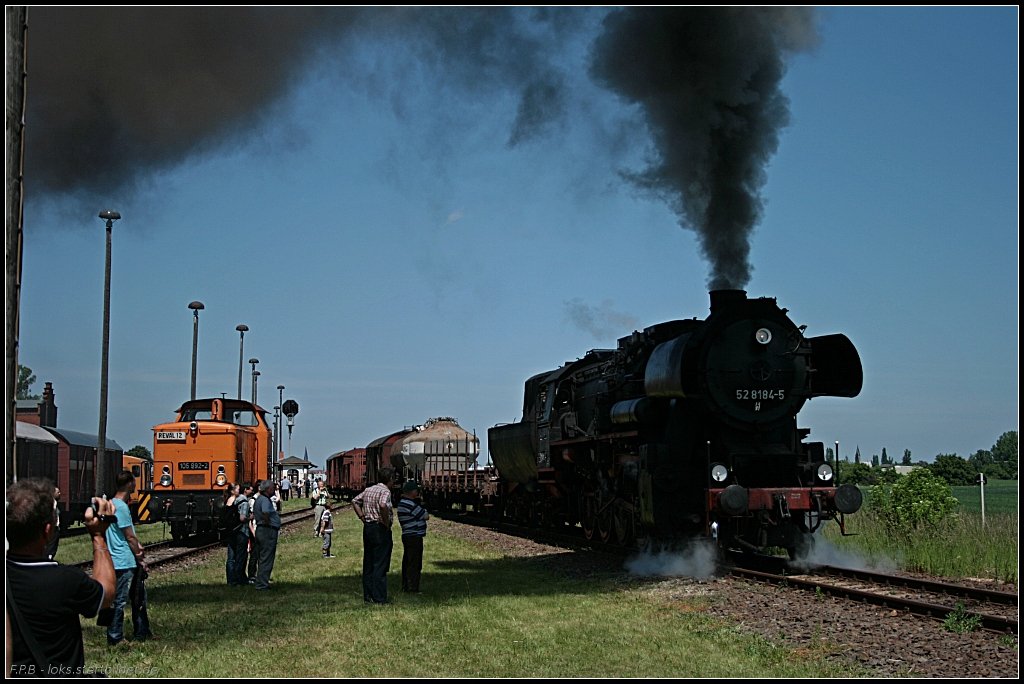 52 8184-5 produzierte mit dem kr�ftigen Qualm f�r richtig Schatten (NVR-Nummer 90 80 0 051 184-4 D-EFSFT, Dampflokfest im Traditionsbahnbetriebswerk Sta�furt, gesehen Sta�furt-Leopoldshall 05.06.2010)