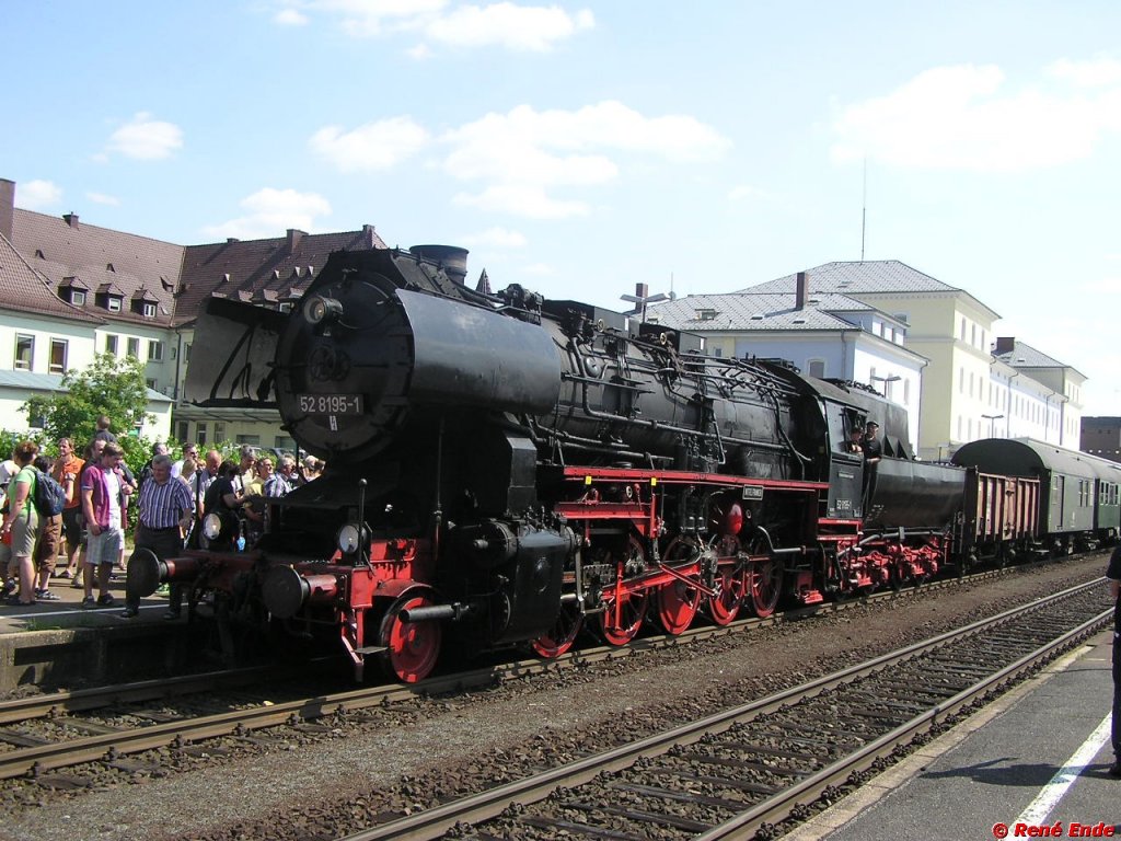 52 8195 der FME(Fr�nkischen Museums Eisenbahn) anl�sslich des 150j�hrigen
Streckenjubil�ums der Strecke Schwandorf-Weiden (Kursbuchstrecke 855) im Bahnhof von Weiden/OPf.