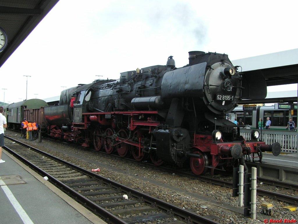 52 8195 der FME(Fr�nkischen Museums Eisenbahn) anl�sslich des 150j�hrigen
Streckenjubil�ums der Strecke Schwandorf-Weiden (Kursbuchstrecke 855) im Bahnhof von Schwandorf.