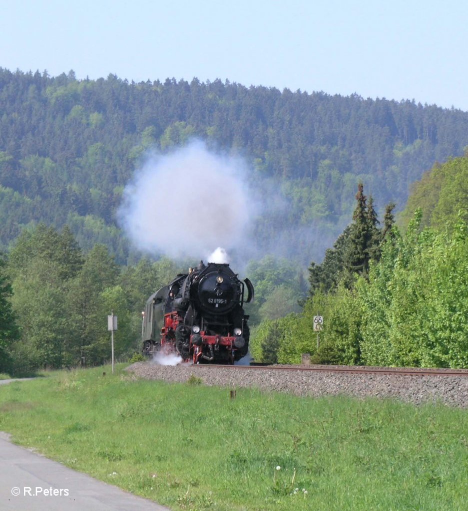 52 8195 zieht bei Kauernburg mit einem Sonderzug nach Neuenamrkt-Wirsberg. 22.05.10