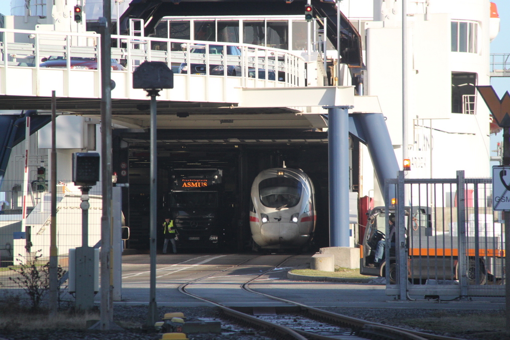 605 006-5 als ICE 38 von sterport nach Berlin Ostbahnhof im Bauch der Fhre,Puttgarden 28.12.2012