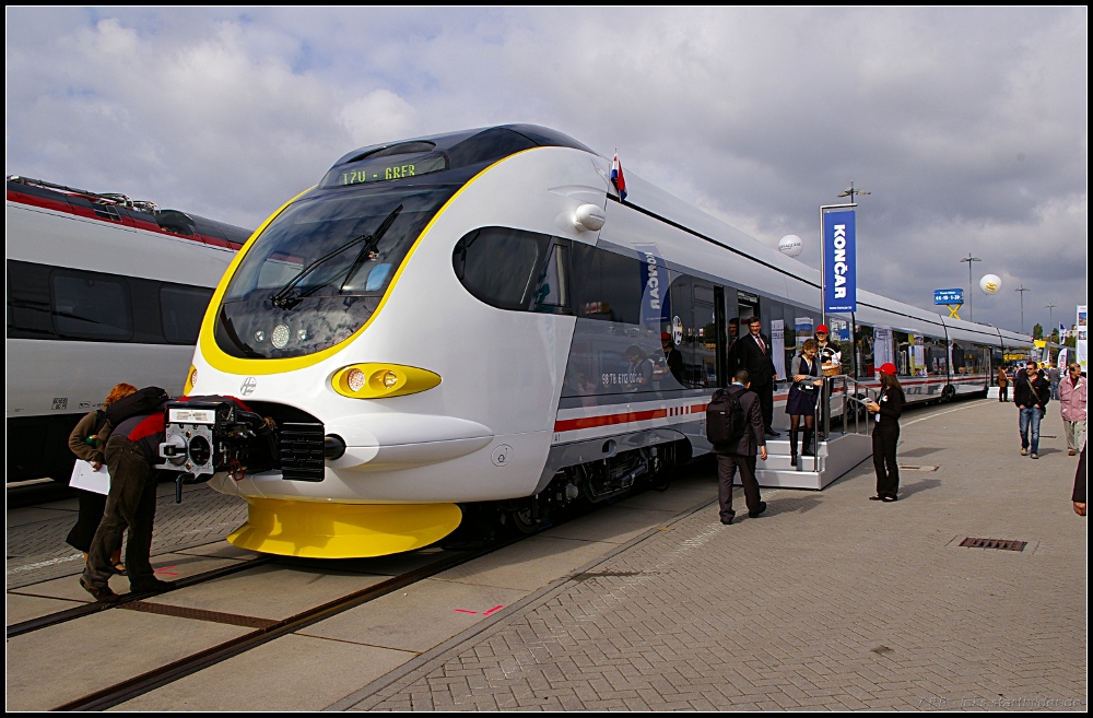 6112 001-0 ist ein vierteiliger Niederflur-Elektrotriebzug des Kroatischen Herstellers Koncar. Er besitzt eine Einstiegsh�he von 550mm, ist vollklimatisiert, H�chstgeschwindigkeit 160 km/h  (NVR-Nummer 98 78 6112 001-0, INNOTRANS 2010 Berlin 21.09.2010)