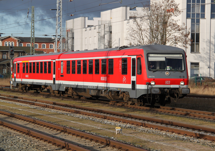 628 314-6 als S3 von Rostock Hbf nach Rostock-Seehafen/Nord kurz vor der Ausfahrt im Rostocker Hbf.06.01.2012