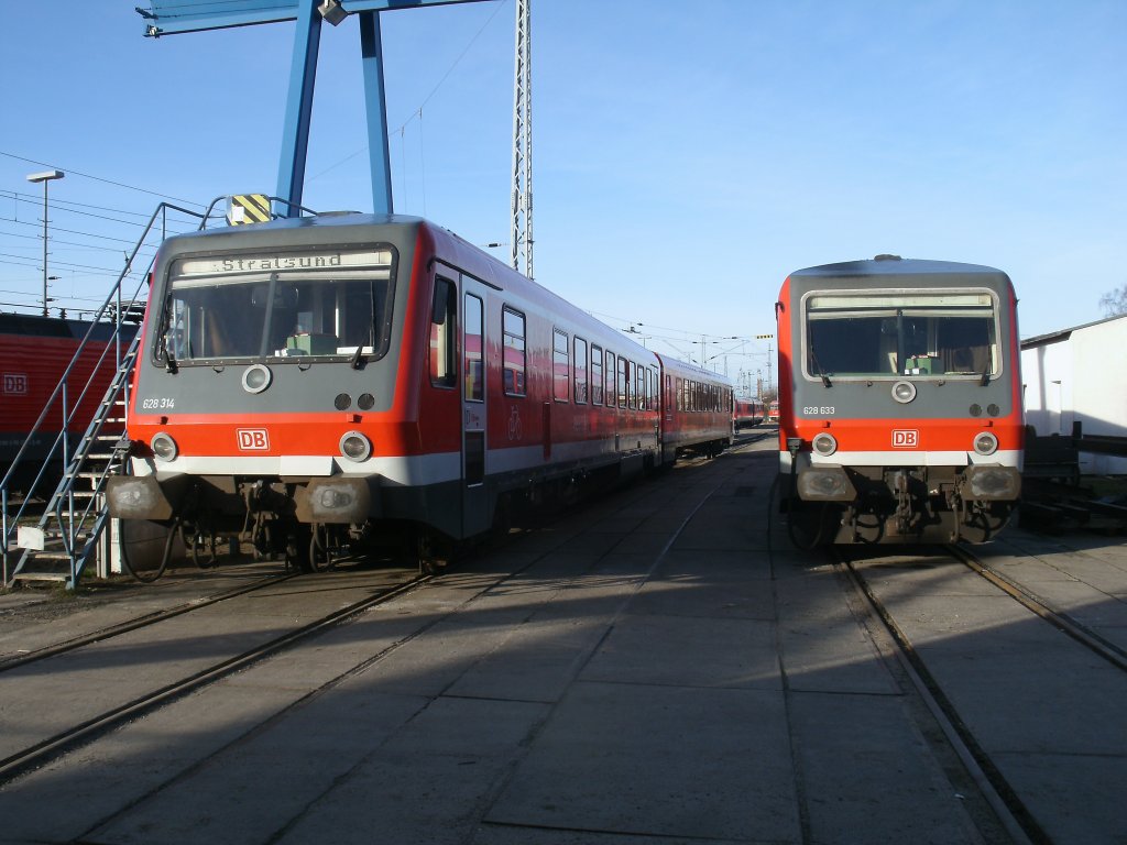 628 314-7 und 628 633-0,am 28.Dezember 2012,sind noch immer im Bh Rostock Zuhause.