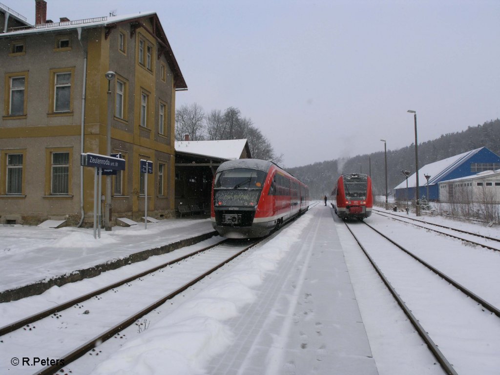 642 563-7 als RB 16462 Gera HBF und 612 098-4 als RE3640 Gera HBF in Zeulenroda unt. BF 19.12.09
