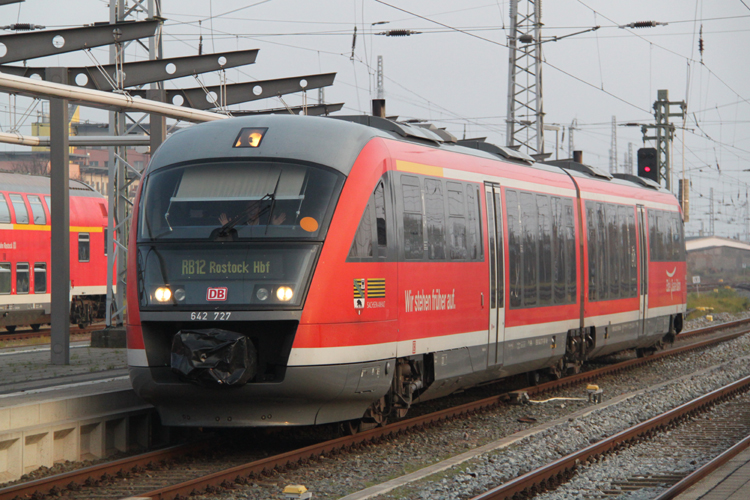 642 727-1 als RB 13242 von Graal-Mritz nach Rostock Hbf bei der Einfahrt im Rostocker Hbf.05.11.2011