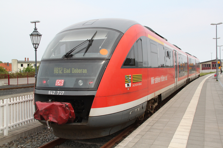 642 727-2 vom BW Magdeburg(Elbe-Saale Bahn)steht als RB12(RB13243) von Bad Doberan nach Graal-Mritz kurz vor der Ausfahrt im Bahnhof Bad Doberan.12.05.2011