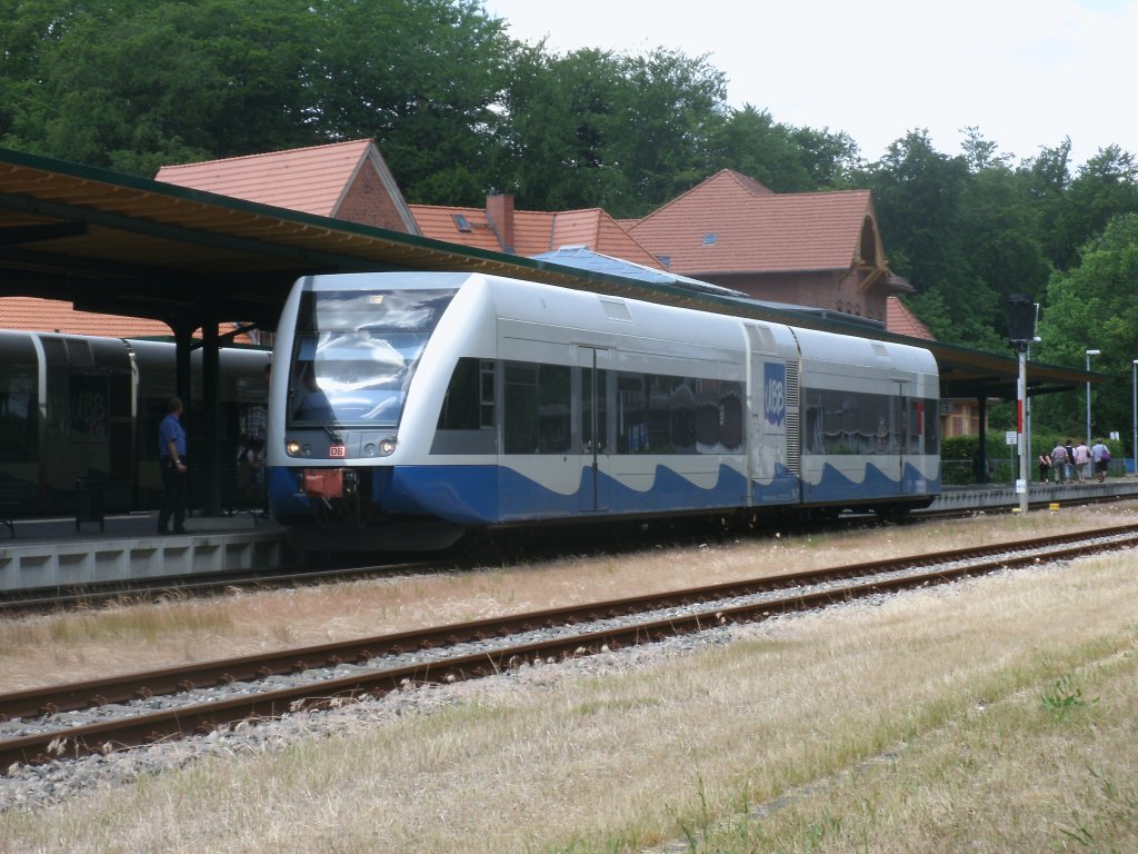 646 125-4 stand,am 23.Juni 2012,am Bahnsteig in Heringsdorf.