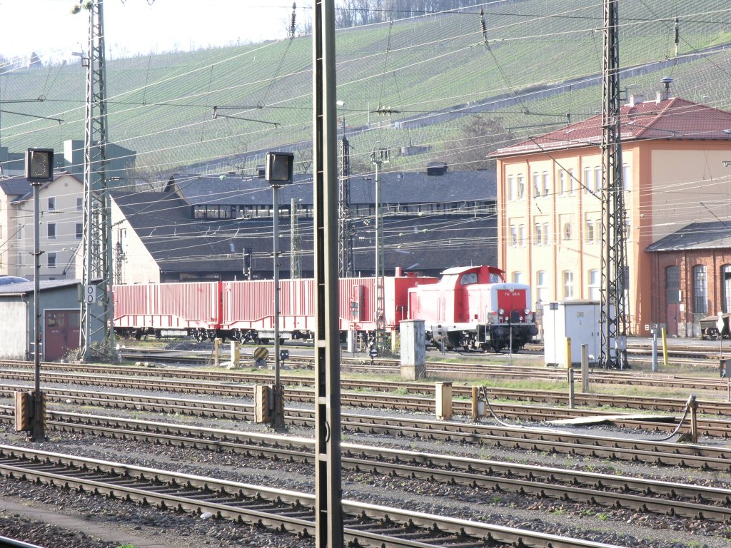 714 015-5 steht mit ein Tunnelhilfszug in Wrzburg. 10.04.10