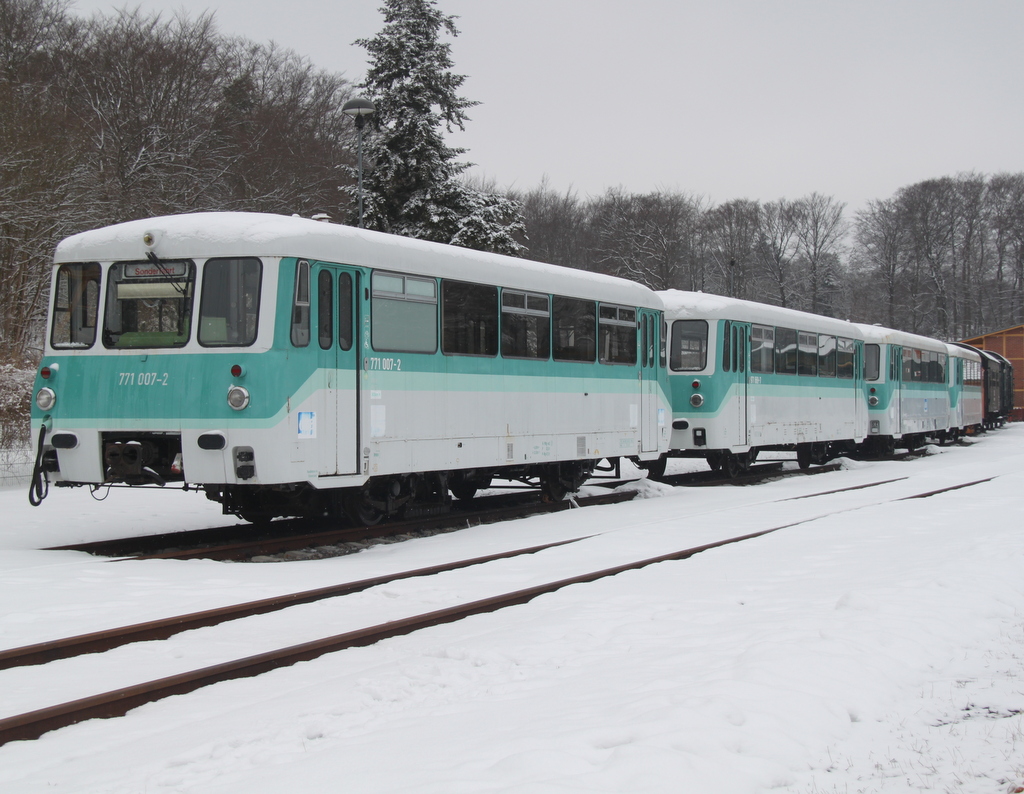 771 007-2 wurde von den anderen Ferkeltaxen getrennt im Seebad Heringsdorf.30.03.2013