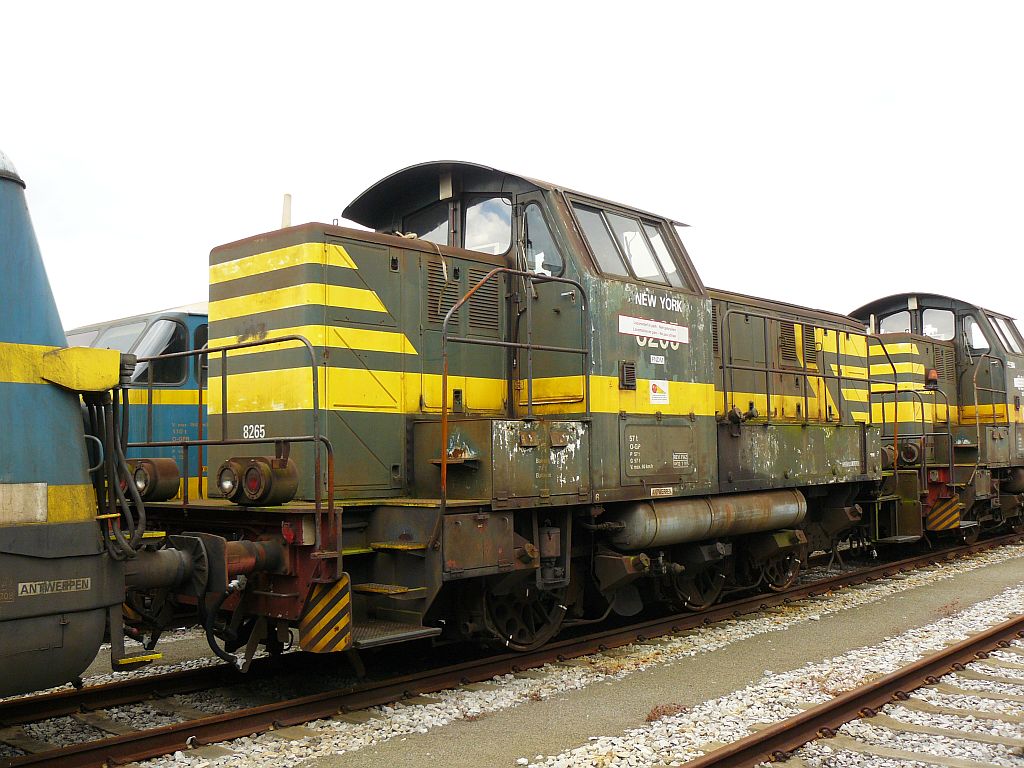 8265 Antwerpen Noord 22-06-2012.

8265 auer Betrieb in Antwerpen Noord 22-06-2012.