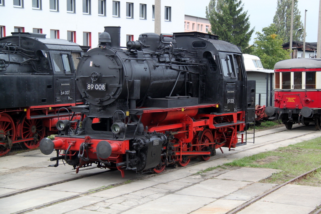 89 008  vom Mecklenburgischen Eisenbahn-und Technikmuseum stand zu den Schweriner Modellbahn-Tagen drauen zur besichtigung.29.09.2012