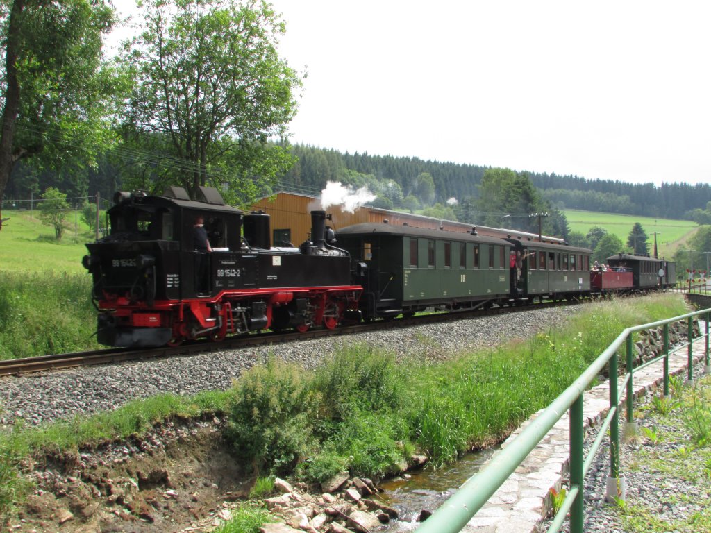 99 1542-2 fuhr an der Fahrzeughalle Schlssel in richtung Steinbach vorbei am 13.Juli.2013