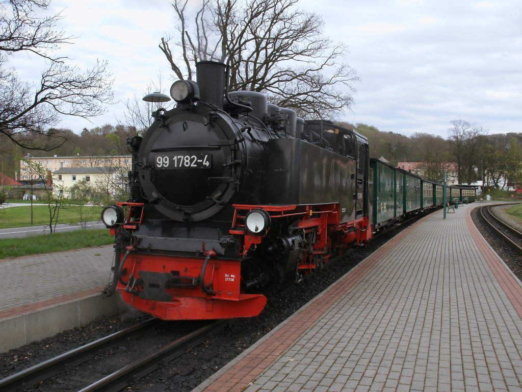 99 1782-4 mute auf der Fahrt von Ghren nach Putbus,am 27.April 2012,in Sellin Ost zwei Minuten bis zur Abfahrt warten.