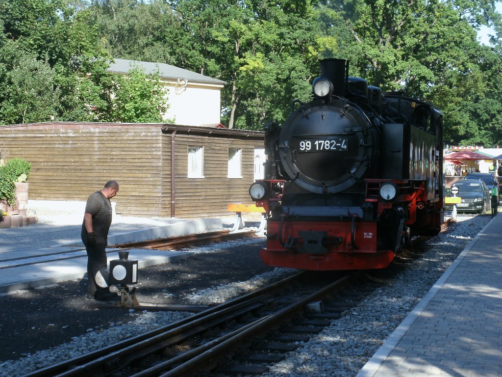 99 1782 wartete,am 02.August 2013,in G�hren auf den Heizer der die Weiche am Streckenende stellte.
