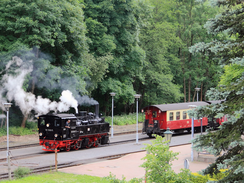 99 5906-5 steht am 28. Juni 2013 im Bahnhof Alexisbad. 