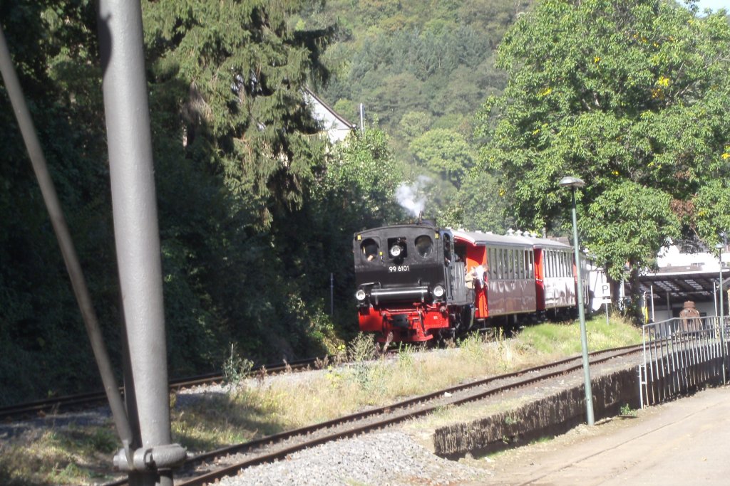 99 6101 bei der Einfahrt in den Bahnhof Brohl