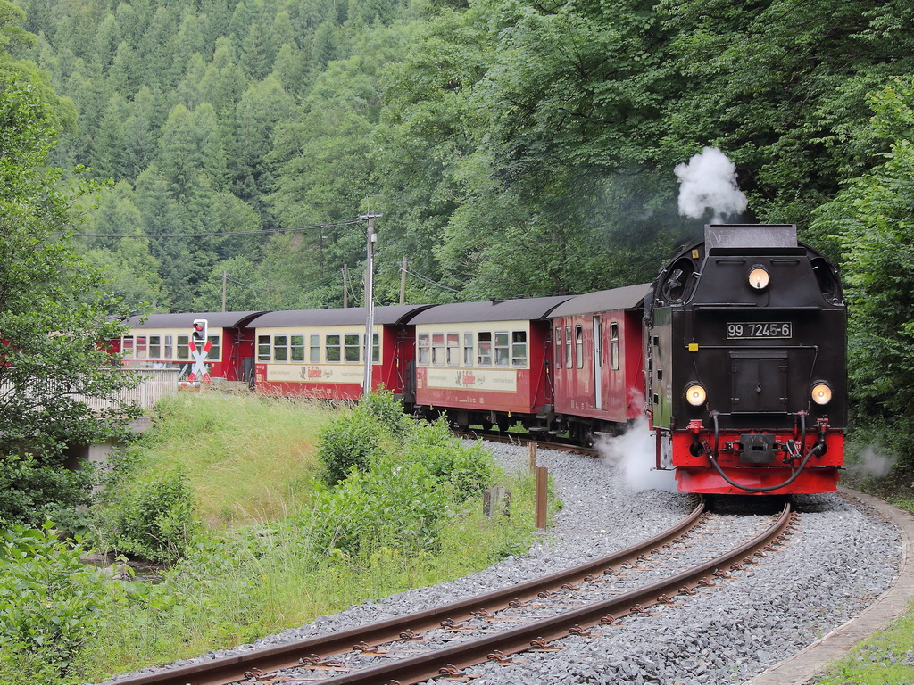 99 7245-6 am 13. Juli 2013 bei der Einfahrt in den Bahnhof Eisfelder Talmhle.