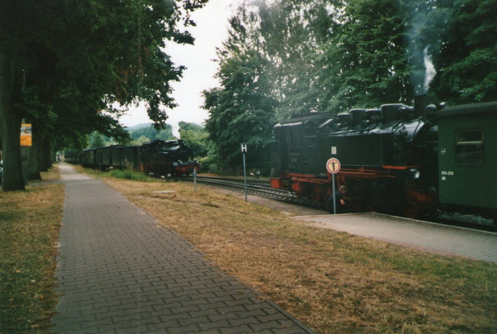 99 787 stand am Bahnsteig in Binz w�hrend 99 4801 in den Bahnhof einfuhr im Jahr 2008(Gescannt)