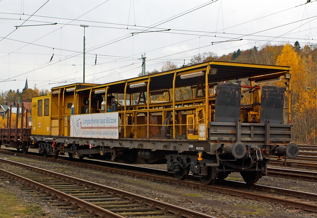 AAW 2 Aufnahme- und Abzugswagen (Schweres Nebenfahrzeug Nr. 97 30 15 902 57-8) von Vossloh Rail Center Bützow, abgestellt in Betzdorf/Sieg am 11.11.2012. Das Eigengewicht beträgt 34,0 t. Dieser Wagen dient zum Be- und Entladen von Schienen bis 180 m Länge auf/von Schwellenköpfen bzw. in/aus Gleismitte, in Kombination mit Langschienentransporteinheiten z.B. Bauart STS.
