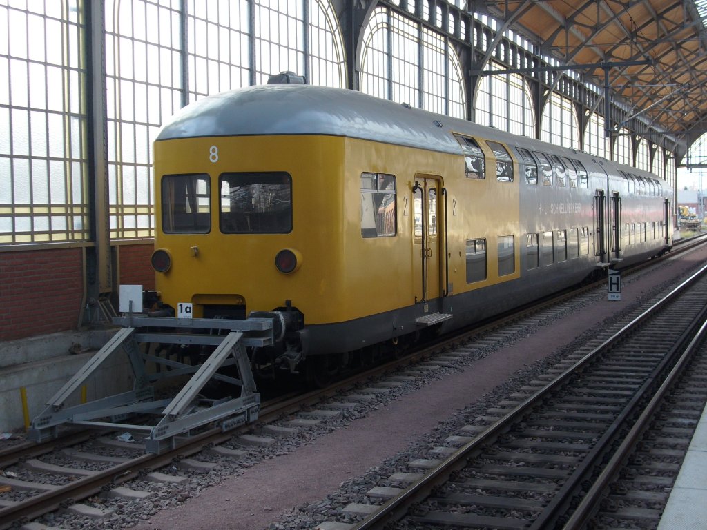 Abgestellte Doppelstockstockeinheit am 28.November 2009 in der Bahnhofshalle von Lbeck.