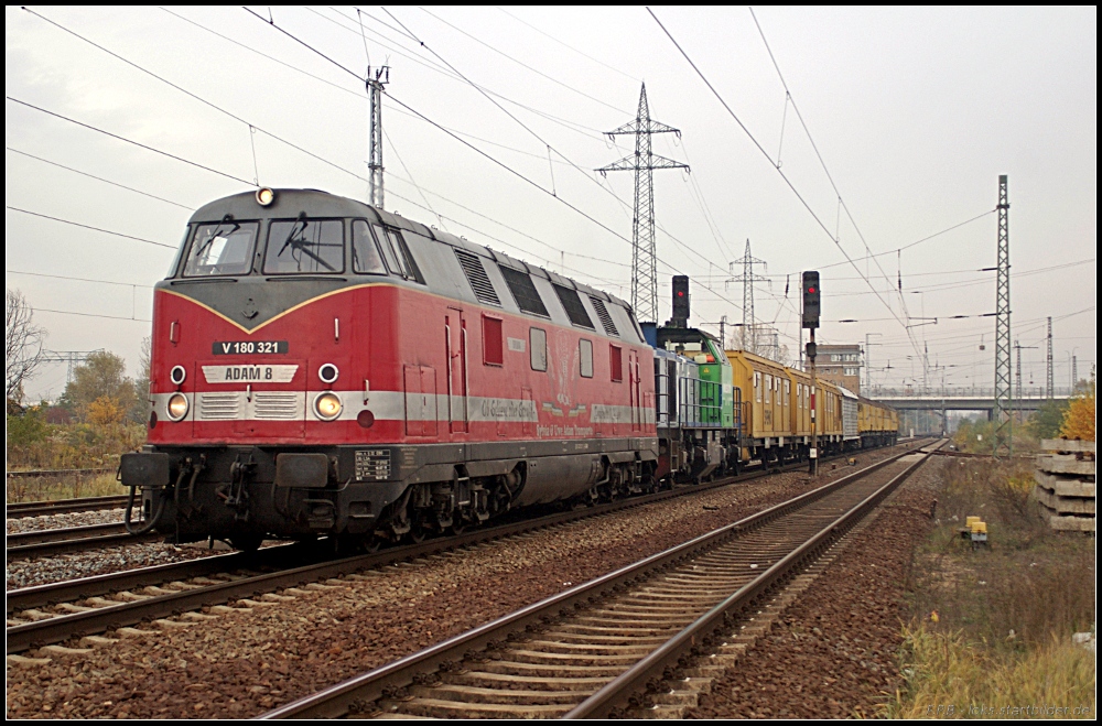 ADAM 8 / 228 321 mit MaK 1000BB ohne Nummer oder Logo und einem Spano URR 48-4 Bauzug als DBV 93418 nach Gera (gesehen Berlin Sch�nefeld-Flughafen 01.11.2010, ex DR V 180 321)