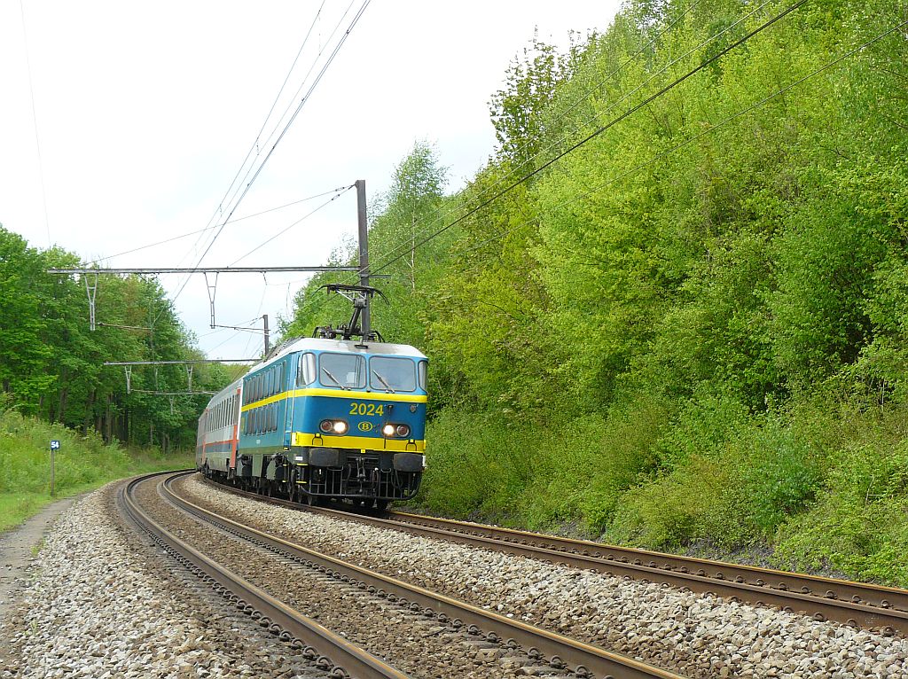 Afscheidsrit NMBS reeks 20 georganiseerd door de TSP. NMBS loc 2024 bij Ghlin 11-05-2013. 