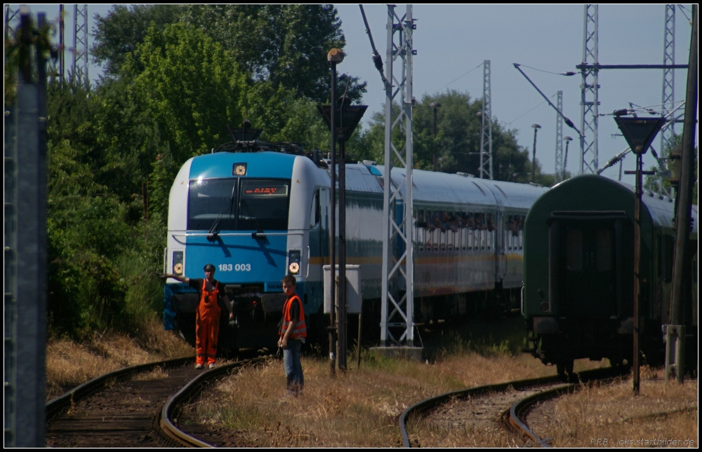 Alex 183 003 war mit der Dampflok 18 201 von Jüterbog nach Berlin unterwegs zum Frühjahrsfest der Dampflokfreunde Berlin e.V. und wartete vor den Toren des Bw Schöneweide das sie auf das Gelände gezogen wird (NVR-Nummer 91 80 6183 003-3 D-VBG, gesehen Berlin Bw Schöneweide 02.06.2011)