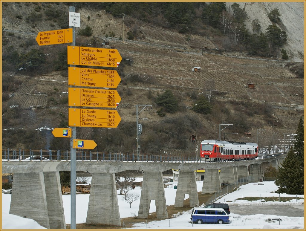 Also doch Wanderschuhe, Armin...
M-O (TMR/Region Alps) RABe 527 512-8 auf dem Viadukt bei Sembrancher.
27. Jan. 2013