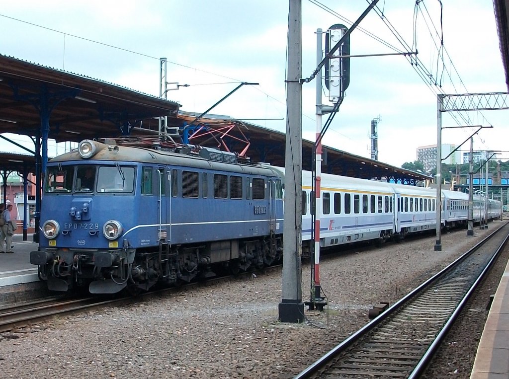 Am 07.August 2010 wartete EP07-229 in Szczecin Glowny mit ihren Zug auf Ausfahrt.