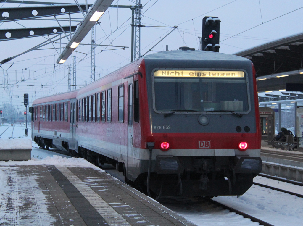 am 08.12.2012 staunte ich nicht schlecht als 928 659-4 auf der Rostocker S-Bahn unterwegs war hier kam sie gerade aus Warnemnde.Rostock Hbf