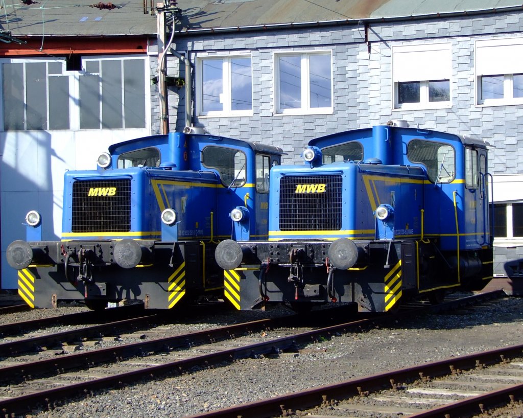 
Am 10.04.2010  im Sdwestflische Eisenbahnmuseum in Siegen: Links MWB V 249 ( ex DB 332 090-0 bis1999, ex Kf 11 090), O&K (Fabr.-Nr. 26328) Baujahr 1963. Rechts die MWB V 246 ( ex DB 332 030-6, ex Kf 11 030), diese Lok wurde von Jung in Jungenthal bei Kirchen/Sieg (Fabr.-Nr. 13572) 1963 gebaut.