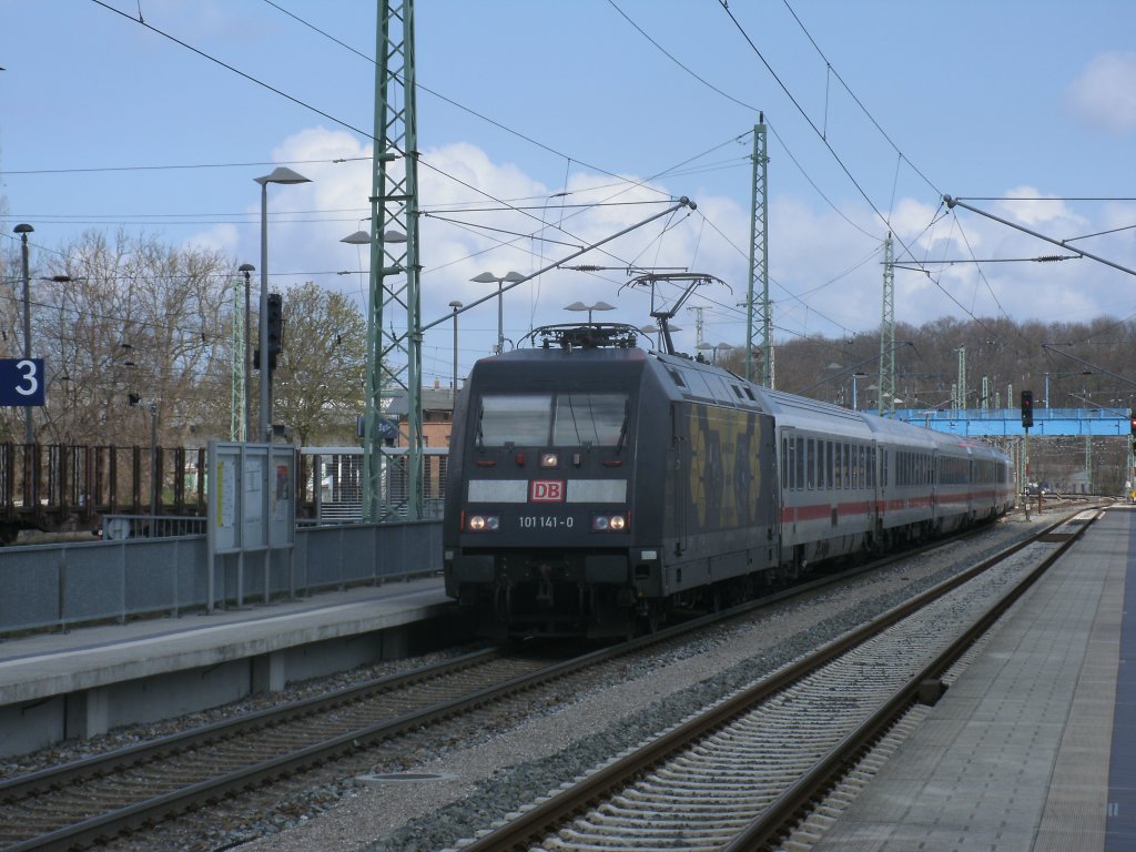 Am 14.April 2012 ereichte 101 141-0 mit dem IC 2377 Binz-Frankfurt die Kreisstadt Bergen/Rgen.
