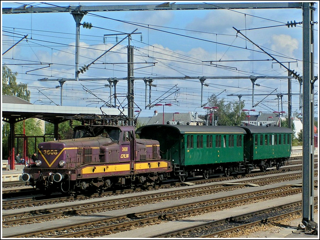 Am 19.09.2004 war es vorbei mit dem Planeinsatz der 3600er und die BB 3608 übt schon mal für ihre zukünftige Tätigkeit als Museumslok im Bahnhof von Pétange. Ihr wird die Ehre zuteil, als einzige ihrer Baureihe der Nachwelt erhalten zu bleiben und die Restaurierung steht kurz vor dem Abschluss. (Hans)