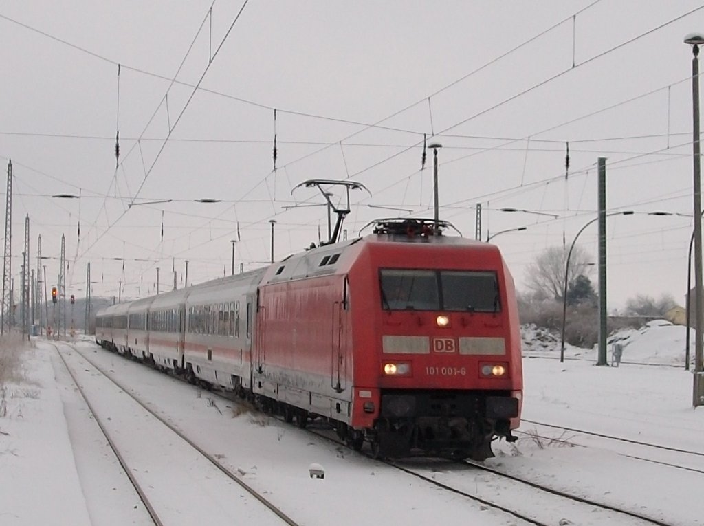 Am 22.Dezember 2010 fuhr 101 001 mit dem IC 2184 Hannover-Binz noch ber die Gtergleise in Bergen/Rgen.